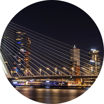 Erasmusbrug bij nacht in Rotterdam met skyline | Panorama