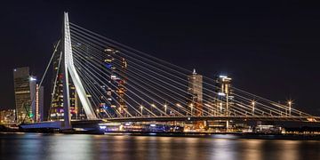 Erasmusbrug bij nacht in Rotterdam met skyline | Panorama van Melanie Viola