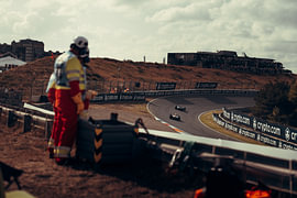 Wächter der Rennstrecke – F1-Streifenposten auf dem Circuit Zandvoort von Mohit Hambiria