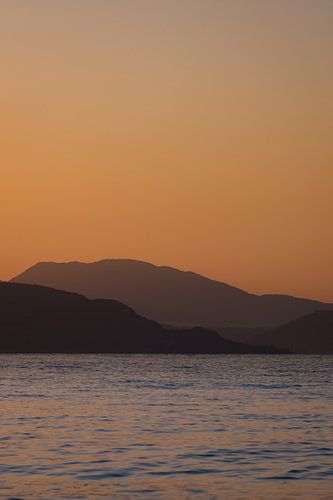 Sonnenaufgang am Gardasee von San Felice del Benaco aus von Kevin IJpelaar
