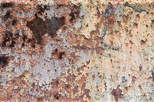 peinture écaillée sur un métal rouillé et dégradé