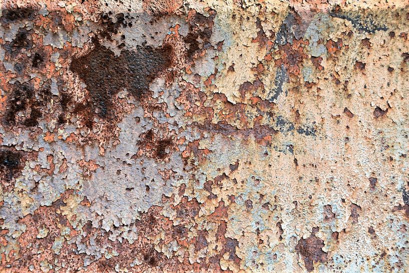 afbladderende verf op roestig verweerd metaal van Heiko Kueverling