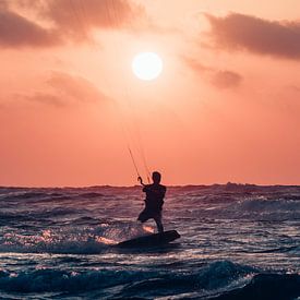 Kitesurfen bij Zonsondergang 1 - Terschelling van Surfen - Alex Hamstra Photography