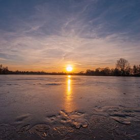 Frozen lake at sunset van Malte Pott