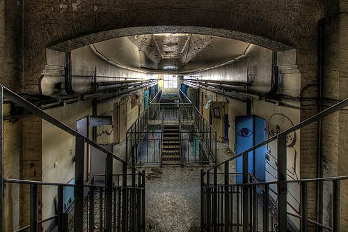 Gang met cellen. Urban exploring