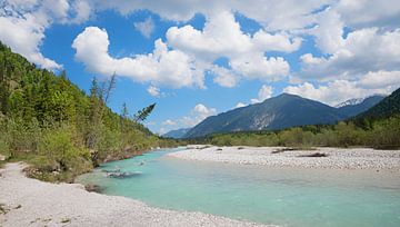 Paysage fluvial sauvage et intact de l'Obere Isar, paysage pittoresque avec un beau ciel nuageux, Ba sur SusaZoom