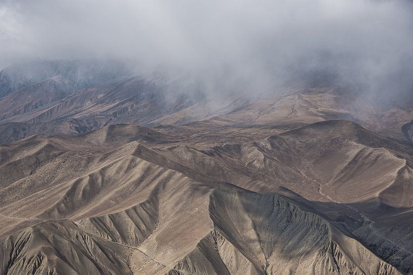 Schroffe Berge des Himalaya in den Wolken von Photolovers reisfotografie
