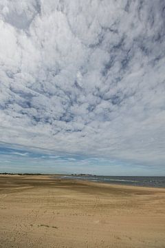 Wolkenformatie op het strand