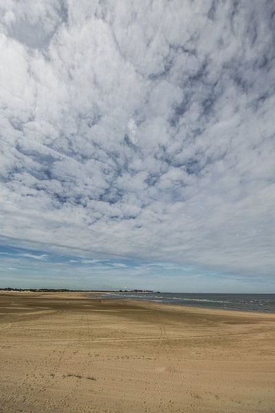 Wolkenformatie op het strand von Ronald De Neve