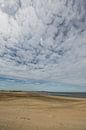 Wolkenformatie op het strand von Ronald De Neve Miniaturansicht