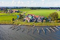 Luftaufnahme von traditionellen Häusern auf Marken aan het IJsselmeer von Eye on You Miniaturansicht