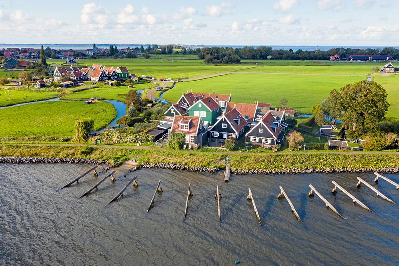 Luftaufnahme von traditionellen Häusern auf Marken aan het IJsselmeer von Eye on You
