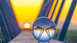 Glazen bol bij zonsopkomst van Ab Donker