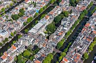 Amsterdam vanuit de lucht. Met de beroemde grachten en historische grachtenpanden. van ByOnkruud thumbnail