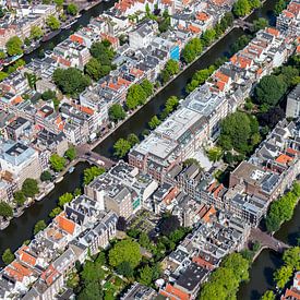 Amsterdam vanuit de lucht. Met de beroemde grachten en historische grachtenpanden. van ByOnkruud
