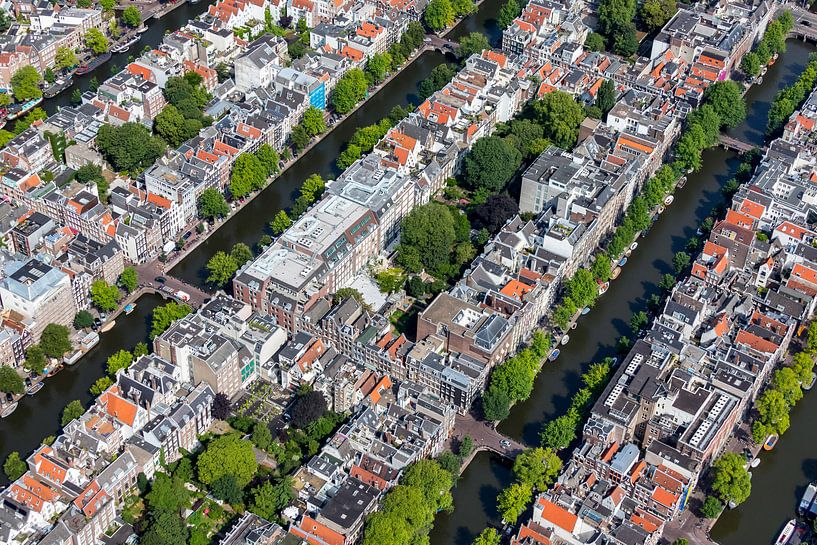 Amsterdam vanuit de lucht. Met de beroemde grachten en historische grachtenpanden. van ByOnkruud