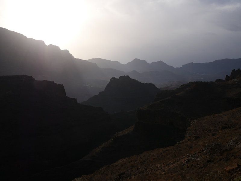 Montagnes dans l'ombre avec le soleil dans le dos par Judith van Wijk