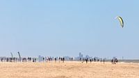 People on the horizon of the beach by Yanuschka Fotografie | Noordwijk thumbnail