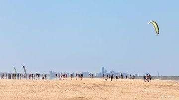 Mensen aan de horizon van het strand van Yanuschka Fotografie | Noordwijk