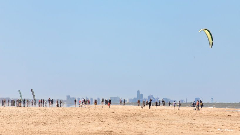 Mensen aan de horizon van het strand van Yanuschka Fotografie | Noordwijk