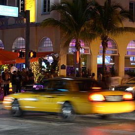 Taxi in Miami Beach at night van Francesco Faes