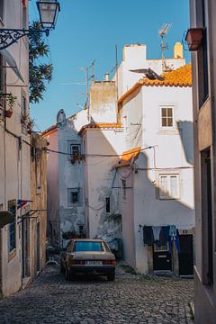 Straatje in Lissabon met auto - Portugal van Tim Visual Storyteller