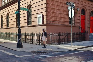 Vrouw op filmset in New York City van Alex de Bolivar