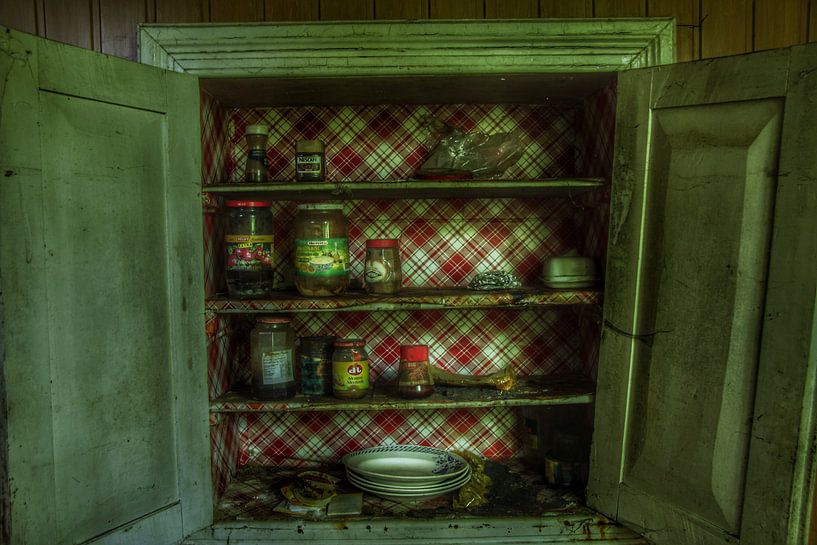 Een verlaten kast in oud vervallen en verlaten huis van Melvin Meijer