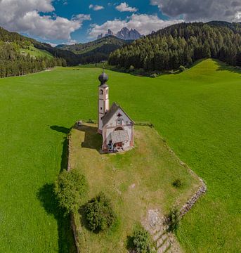 Kirche Sankt Johann in Ranuit im Villnösser Tal mit Blick auf die Geisler Gruppe, Sankt Magdalena -  von Rene van der Meer