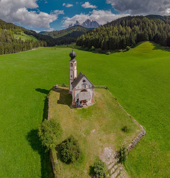 Église Sankt Johann in Ranuit dans la vallée de Villnöß avec vue sur le Geisler Gruppe, Sankt Magdal par Rene van der Meer