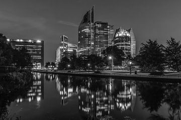 Skyline Den Haag in de nacht van Patrick Löbler