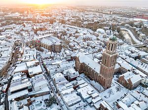Zwolle Peperbus Kirchturm während eines kalten Wintersonnenaufgangs