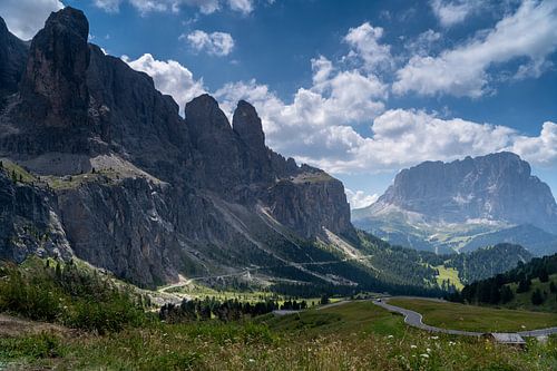 De Gardenapas hoog in de Italiaanse Dolomieten in het fraaie zomerlicht.