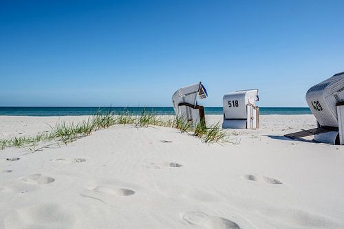 trois chaises de plage blanches et brunes sur la plage de Prerow
