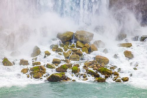 Water van de Niagrafalls dat valt op steen