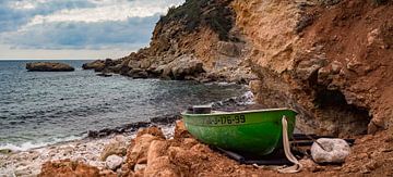 Vissersboot aan de Costa Blanca kust in Spanje van Peter Bolman