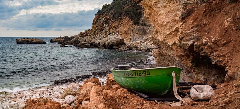 Vissersboot aan de Costa Blanca kust in Spanje van Peter Bolman