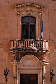 Schöne Barockfassade mit Balkon und Fahne in Lecce von Karel Ham