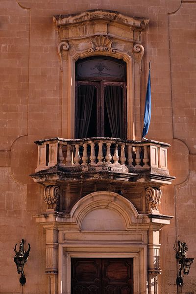 Belle façade baroque avec balcon et pavillon à Lecce par Karel Ham