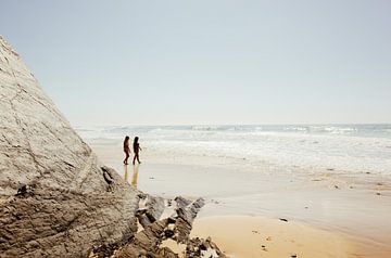 Twee mensen op het strand van Andreas Gronwald