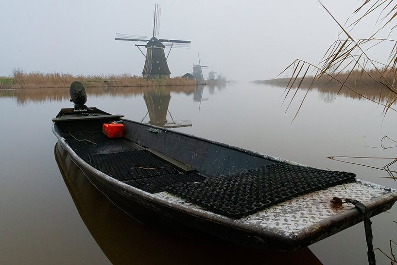 Boot und Windmühle Kinderdijk im Nebel von Merijn Loch