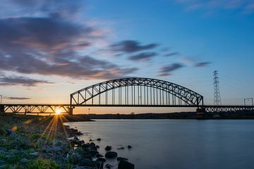 Spoorbrug tijdens zonsondergang