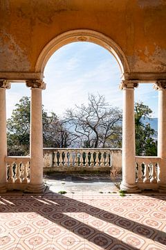Abandoned Villa with Beautiful View. by Roman Robroek - Photos of Abandoned Buildings