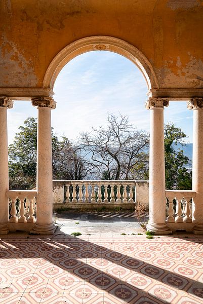 Verlaten Villa met Prachtig Uitzicht. van Roman Robroek