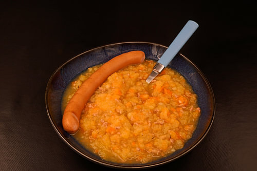 Huisgemaakte verse aardappelsoep met Weense worstjes