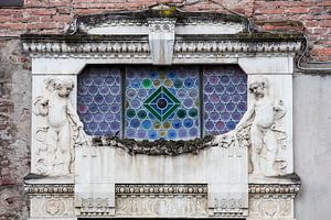 Détail Art déco / Art nouveau montrant deux petits garçons avec un vitrail au-dessus d'une porte à L