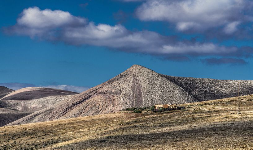 Boerderij op de flanken van de bergen van Quemada, Lanzarote, par Harrie Muis