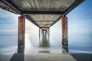 Pier van onderaf gezien. Jachthaven van Pietrasanta, Italië van Stefano Orazzini