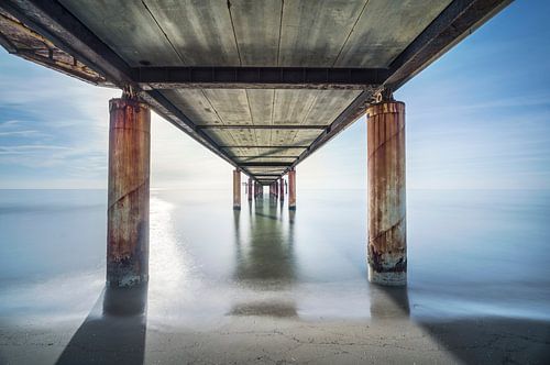 Pier van onderaf gezien. Jachthaven van Pietrasanta, Italië