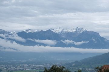 Uitzicht over dorp en Zwitserse bergen van Idema Media